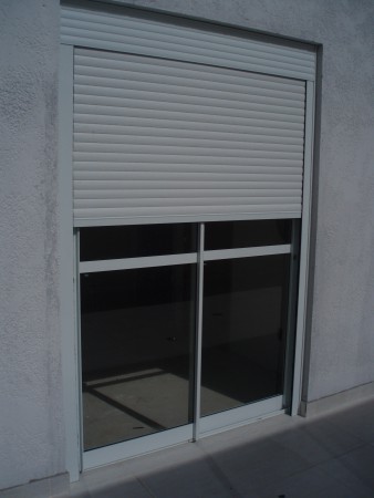 Janela integrada 2 folhas com travessa entre aberta